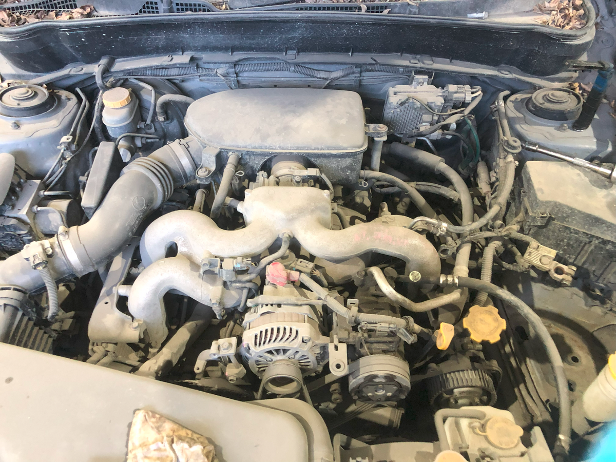 Предыстория: Человек установил себе контрактный мотор, Т.К. На прошлом у него порвало ремень ГРМ - в последствии "Кривые клапана" Приехав ко мне, со словами "Мне нужно поменять сальник шкива коленвала и ремень ГРМ". Я предложил поменять ему полностью комплект ГРМ во избежание повторного обрыва ремня, пояснив ему, что мотор "Контрактный" и какое время, и в каких условиях он был - знают только сотрудники авторазборки. Ролики могли прийти в негодность. От чего он отказался, дабы сэкономить. Спустя неделю - результат.