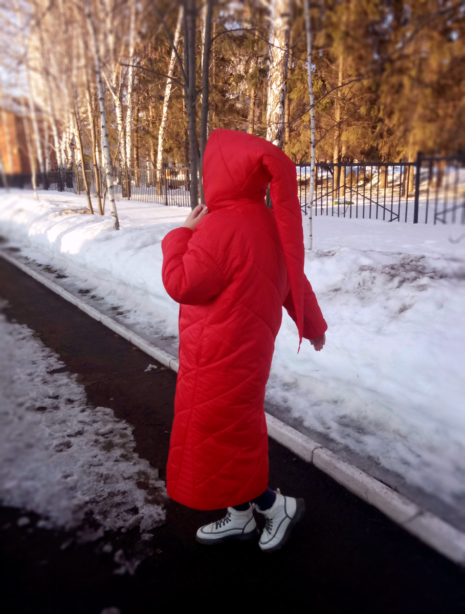 Моё красное пальто, выполнено в готическом стиле.