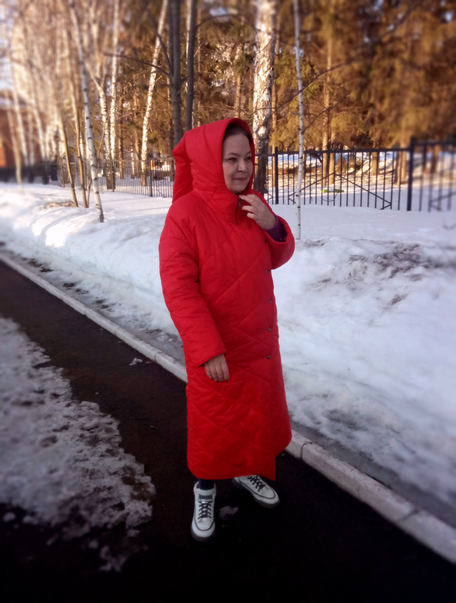 Моё красное пальто, выполнено в готическом стиле.