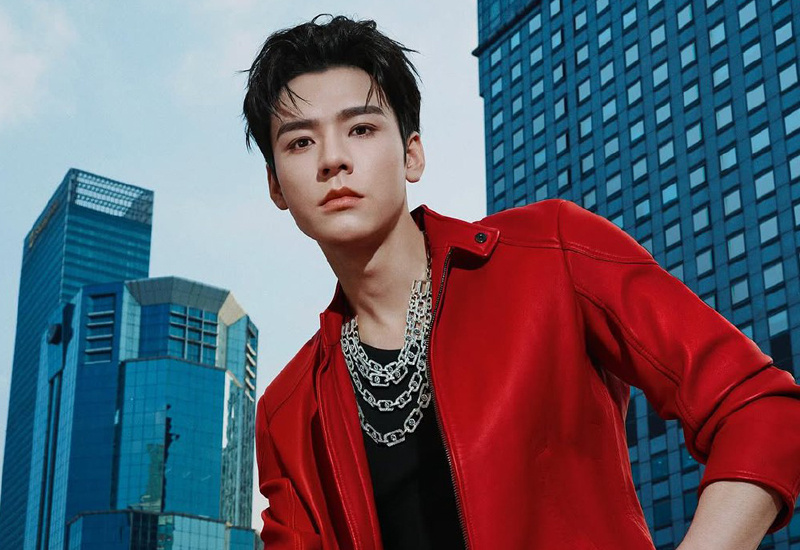 Гун Цзюнь в колье Messika