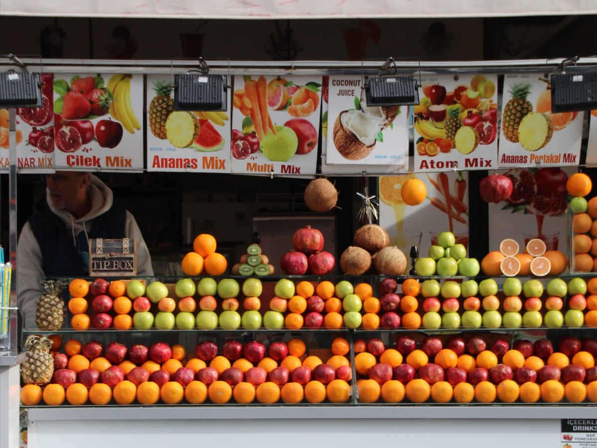 Турция в холодное время года — это низкие цены, ласковое солнце, тёплое море, спелые оливки и апельсины, свободные от туристов достопримечательности и пустые пляжи