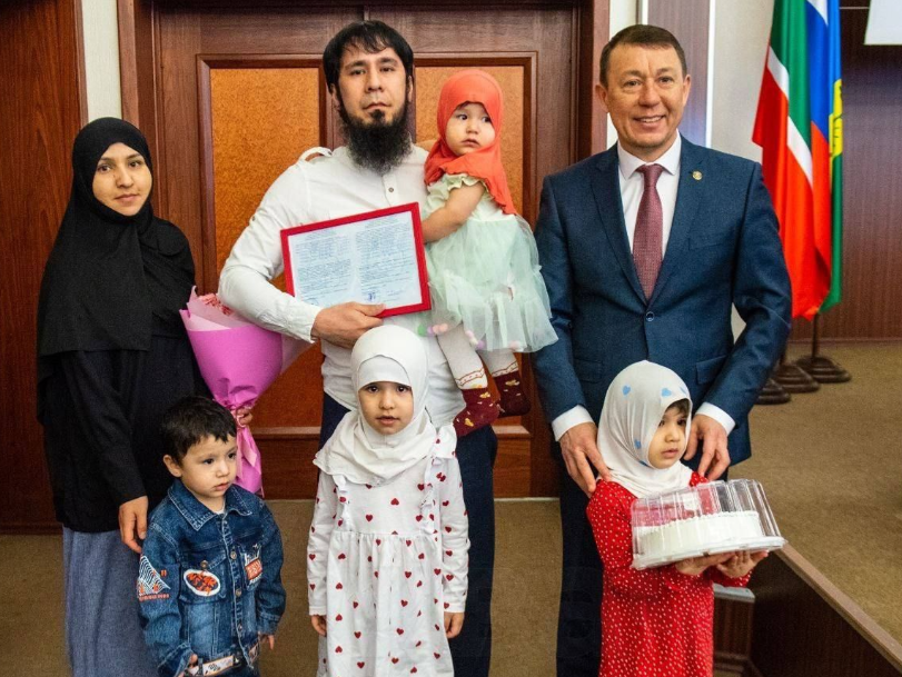 Мухиддин Холзода и Малика Тоирова со своими отпрысками ,-они приехали из Таджикистана.-теперь будут жить в прекрасной, просторной, бесплатной для них квартире в Нижнекамске!