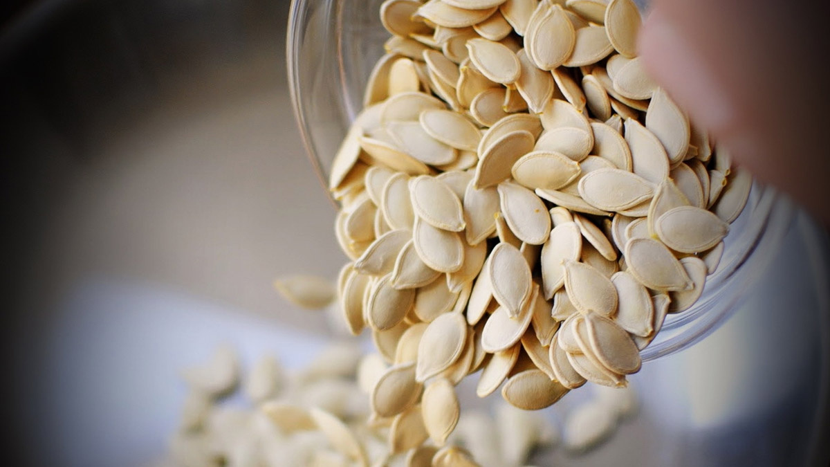 Фото материал взят из общего доступа https://www.karar.com/ekonomi-haberleri/fiyati-etle-yarisiyor-pandemi-kabak-cekirdegini-ucurdu-1615980   Обратите внимание: Картинка является иллюстрацией и не обязательно отражает точный результат приготовления по этому рецепту. Внешний вид блюда может варьироваться в зависимости от индивидуальных особенностей и используемых ингредиентов.