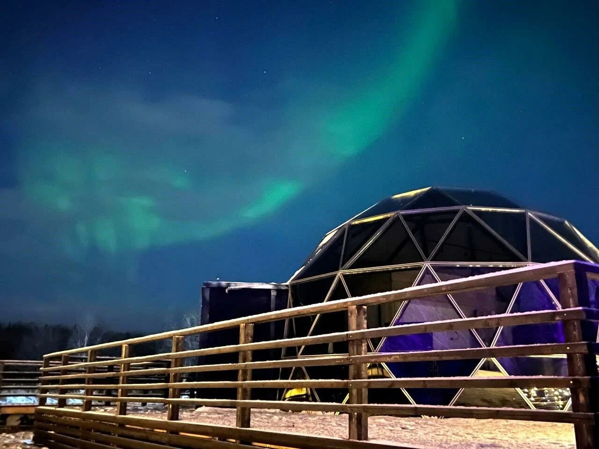 В Заполярье это единственный отель с зеркальными домами. Через панорамные окна очень хорошо видно огни на небе. Фото: Яндекс Путешествия