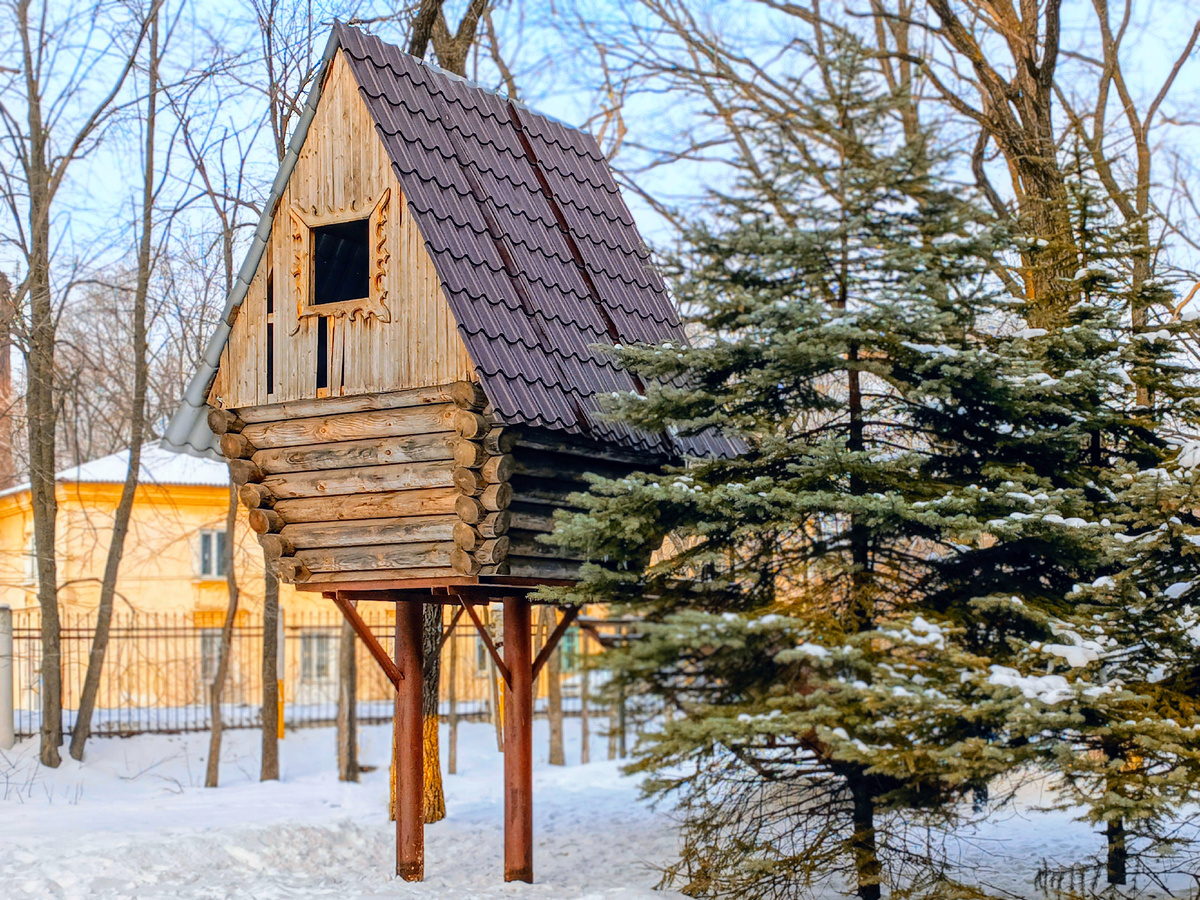 Изба на курьих ножках. По совместительству - горка