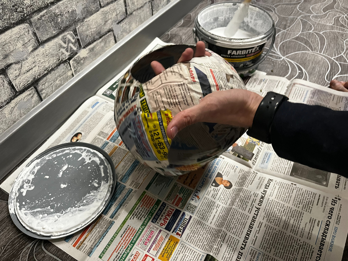 Подравняли низ шара. Вырезали отверстия для глаз. 