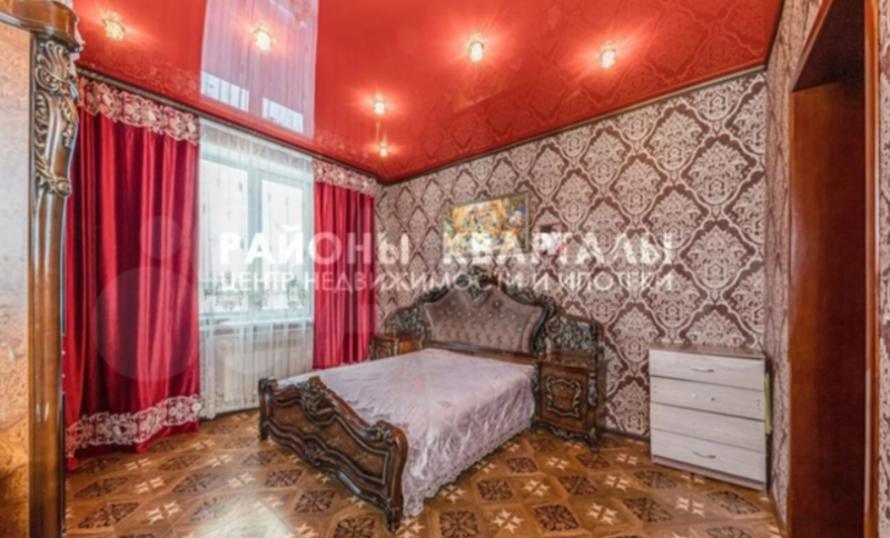    Неподалеку, тоже на улице Островского есть дом меньшей площади, зато украшенный фреской на потолке. Цена вопроса - 16 млн рублей. За эти деньги вы получите восемь соток земли и 93,5 квадратных метра жилой площади с теплыми полами и паркетом. Мебель и технику хозяева увозить не будут.