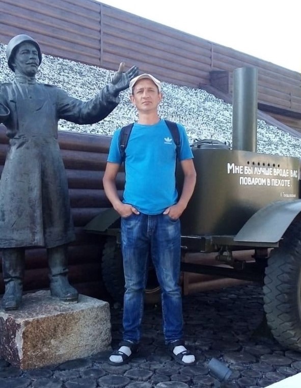 Сергей у скульптурной композиции «Кашевар и полевая кухня» на Прохоровском поле