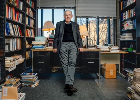    Трамп хочет, чтобы русские были на стороне Америки, а не Китая. И презирает европейцев. Интервью с Джоном Миршаймером