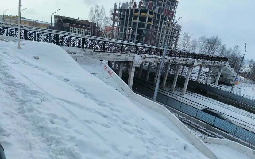    В центре Ижевска демонтируют лестницы на эстакаде