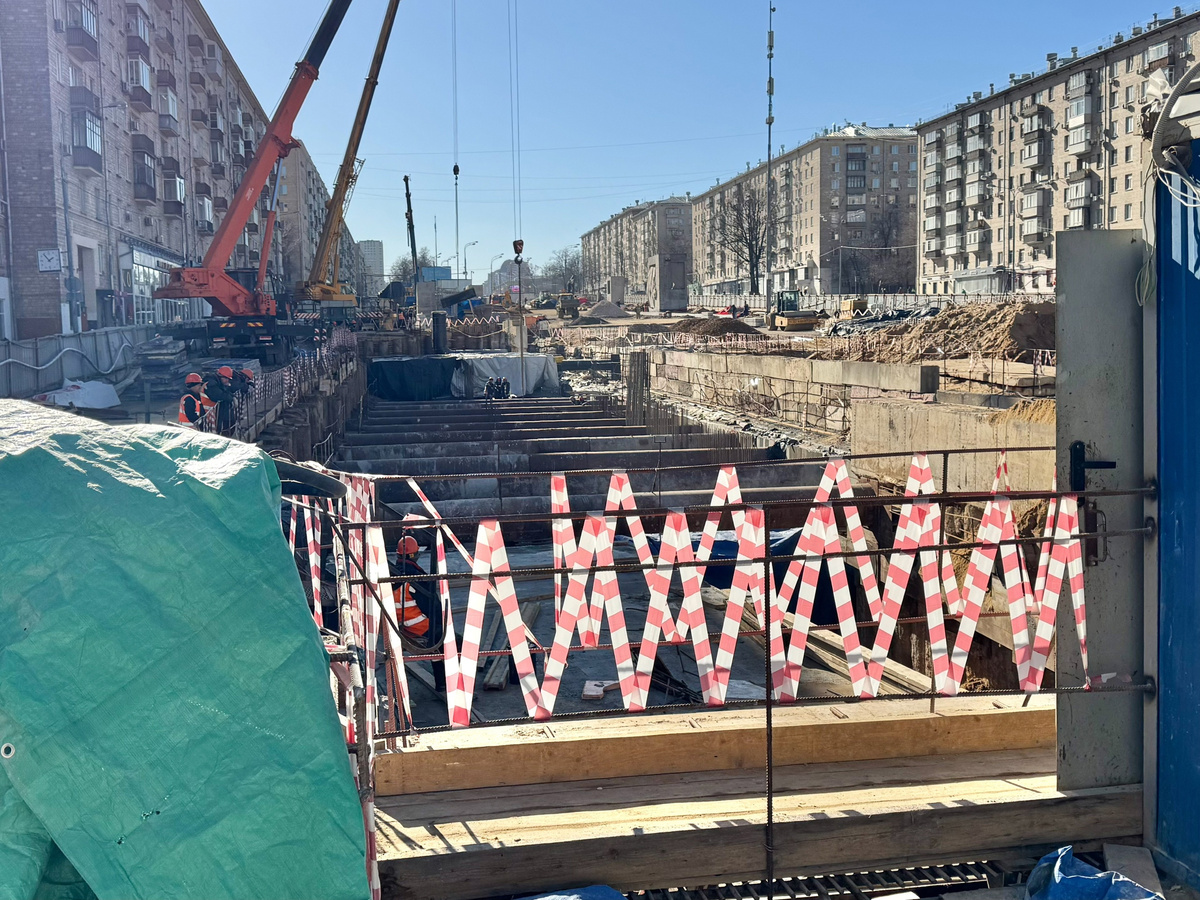 📷 1.1: Южный вестибюль, выход к дому №81 по Ленинскому проспекту. Продолжаются монолитные работы в котловане, на уровне поверхности показались первые выпуски арматуры.