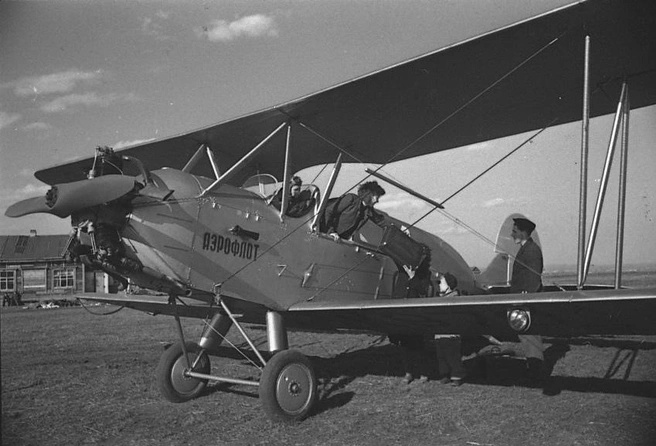На новой воздушной пассажирской линии Куйбышев — Большая Глушица. Самолет По-2Л берет пассажиров, 26 апреля 1946 года
