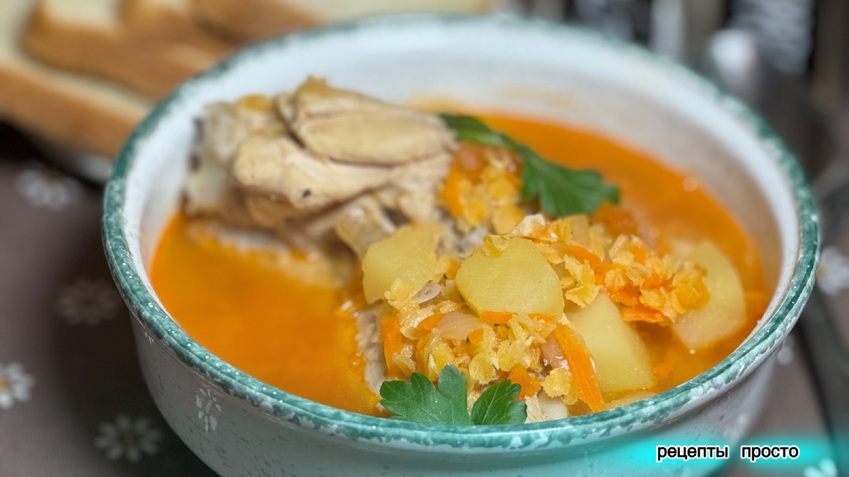 Приготовила куриный суп с чечевицей.