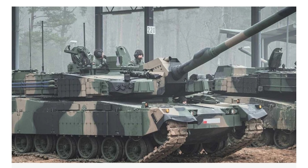 K2 Black Panther стал одним из самых успешных оборонных экспортных товаров Южной Кореи, известным своими передовыми технологиями и высокопроизводительными возможностями. Танк может похвастаться высокотехнологичной системой автоматического заряжания, усовершенствованной композитной броней и интегрированной цифровой системой управления огнем, которые в совокупности делают его одним из самых передовых основных боевых танков, доступных в мире. Эти особенности позволяют K2 поддерживать высокую скорострельность и превосходную точность, что делает его грозным активом в любой современной боевой ситуации. K2 также оснащен гидропневматической подвеской, что обеспечивает превосходную мобильность на различных ландшафтах и ​​позволяет ему адаптироваться к различным боевым условиям