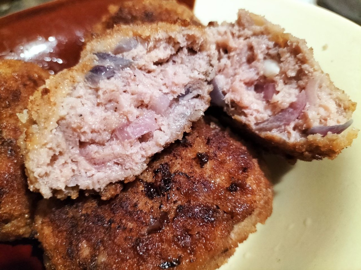 Видно, какое сочное мясо внутри котлет.