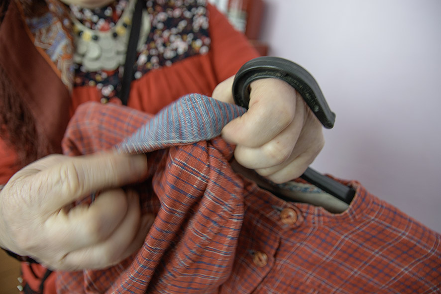 Фаина Глебовна показывает старинное платье своей прабабушки Евдокии Захаровны Корепановой