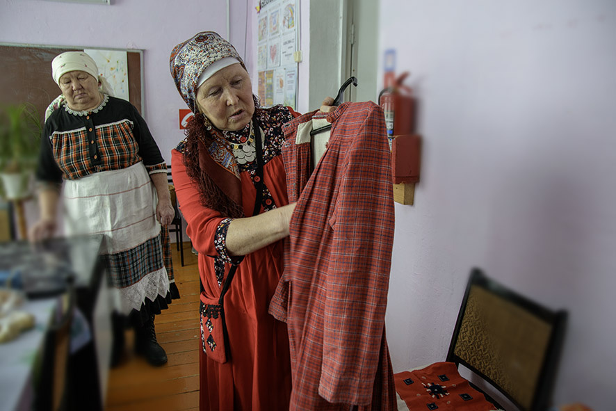 Фаина Глебовна показывает старинное платье своей прабабушки Евдокии Захаровны Корепановой