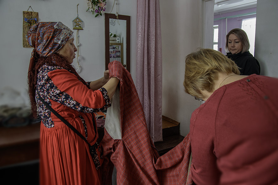 Фаина Глебовна показывает старинное платье своей прабабушки Евдокии Захаровны Корепановой