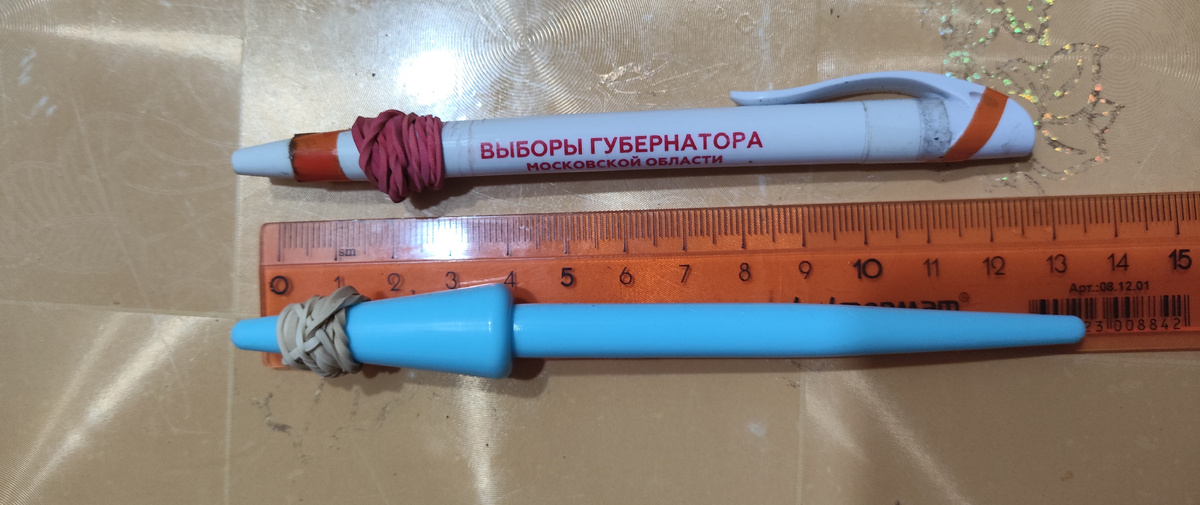 Вот такое  нехитрое  преспособление  позволит при посеве  не заглубить семена