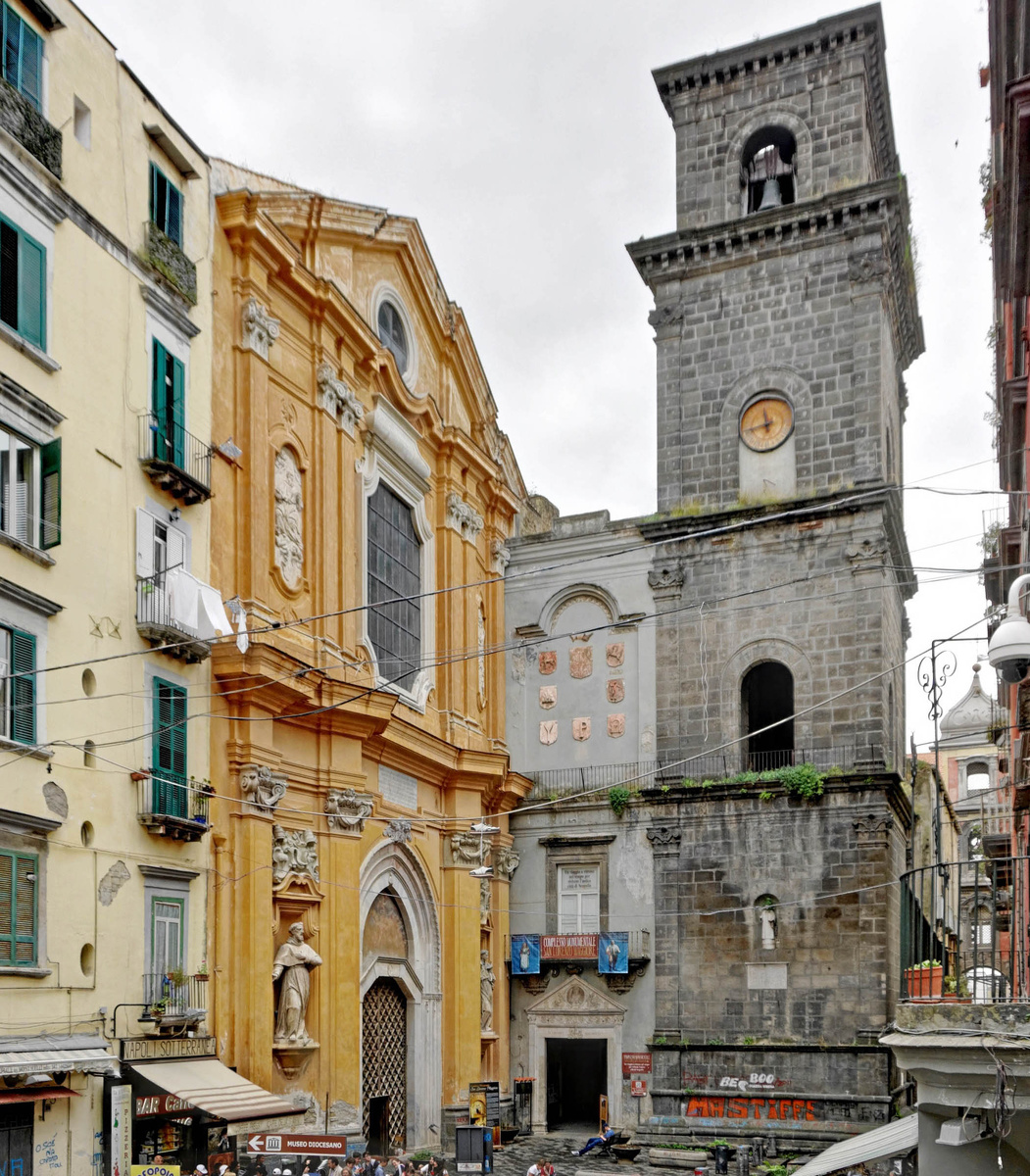 Неаполь. Базилика Святого Лаврентия. Основана в 13 веке. Полностью реконструирована в 1740-х. Стоит на стенах занесённого античного «римского» рынка. Который, в свою очередь, был построен на ещё более древних стенах непонятного происхождения.