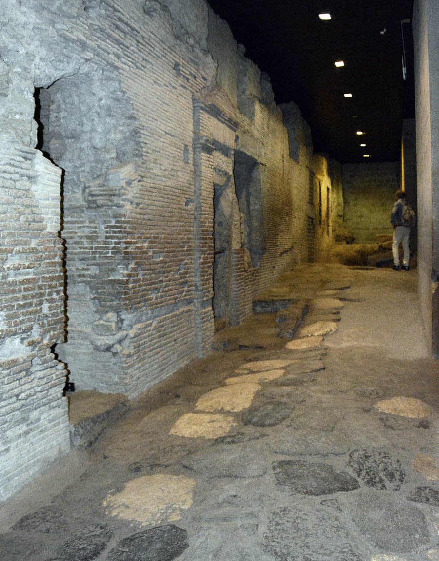 Остатки античного «римского» рынка, раскопанные археологами под базиликой в начале 1990-х.