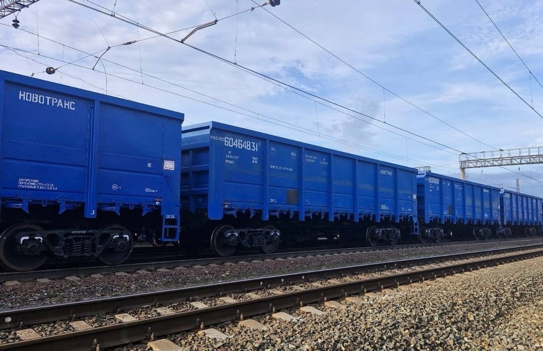 Грузовой поезд из полувагонов 12-6774. Источник: Новотранс