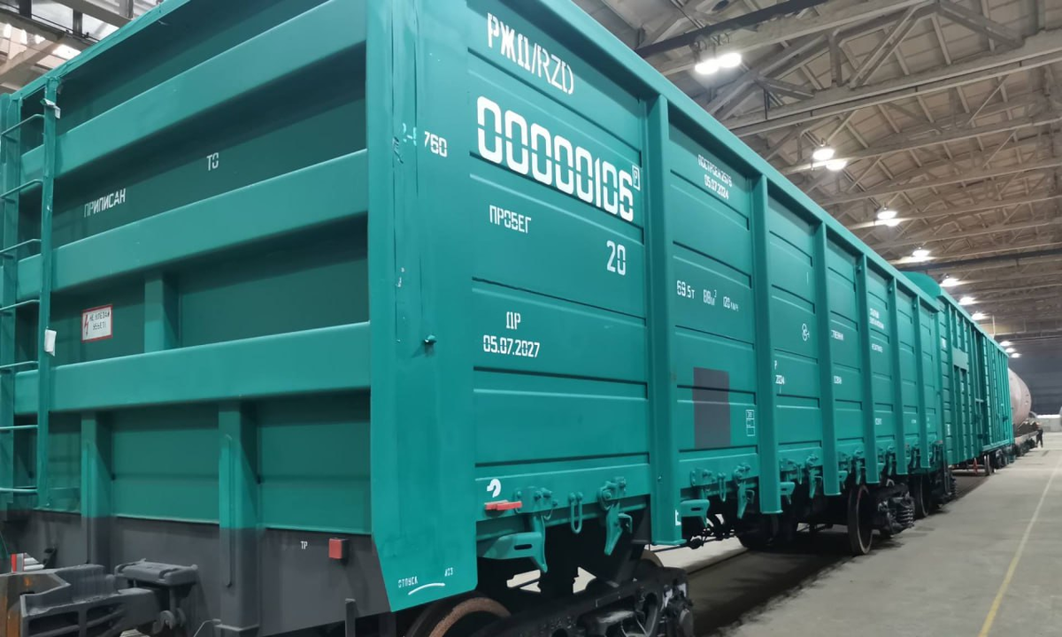 Полувагон 12-6760 производства «НовоТехРейл» с тележкой на базе модели 18-100. Источник: Правительство Брянской области