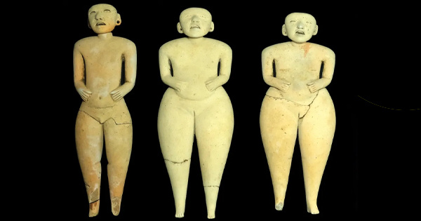Три большие куклы, обнаруженные на раскопках в Сан-Исидро. Источник: J. Przedwojewska-Szymańska / PASI.