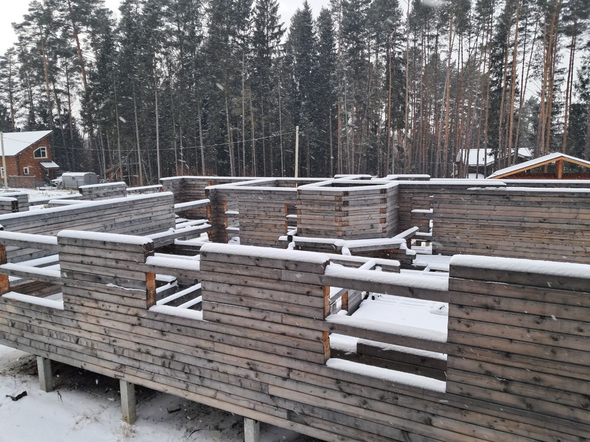 Пример некачественного бруса на участке нашего заказчика в Московской области.