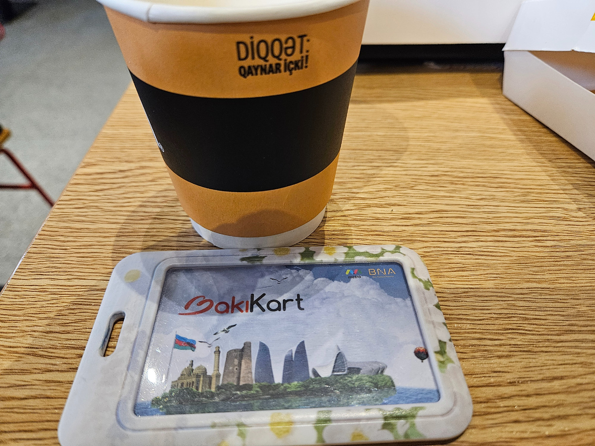 Транспортная карта и утренний кофе.