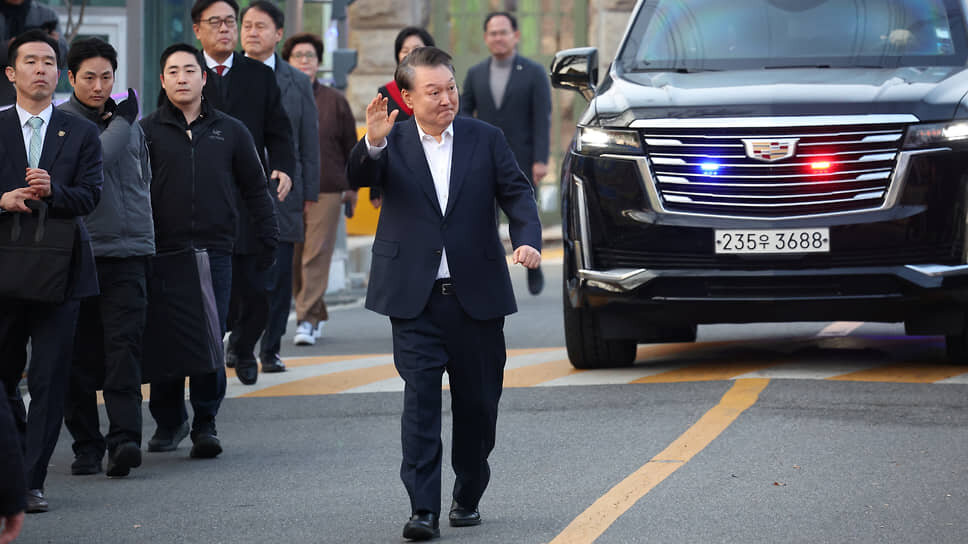 Президент Южной Кореи Юн Сок Ёль после выхода из Сеульского центра заключения.📷Фото: Kim Hong-Ji / Reuters