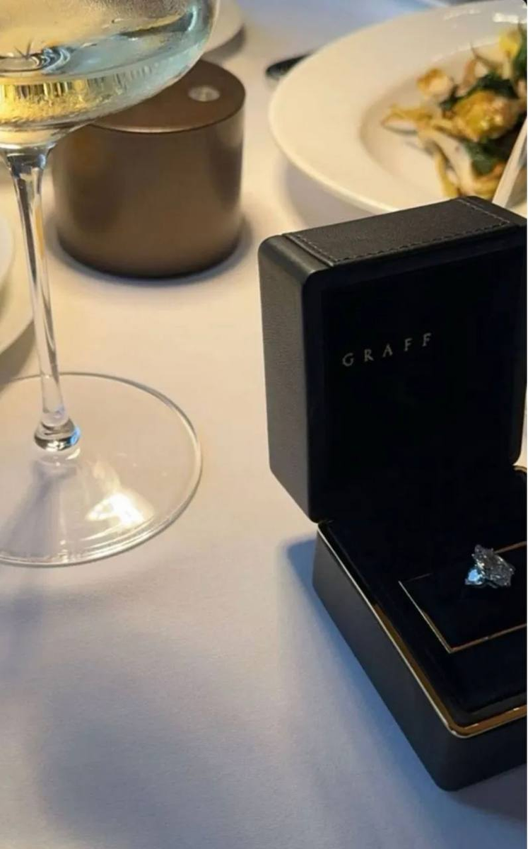 Помолвочное кольцо Авроры Киба в огранке «Овал»