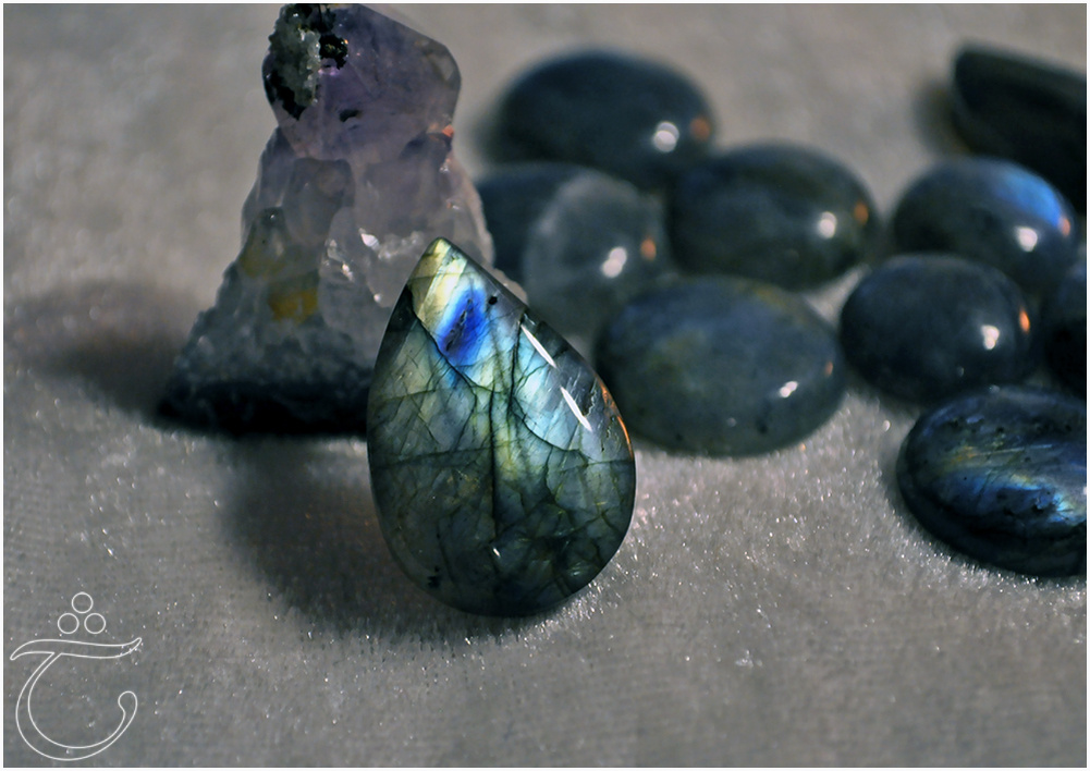 Кабошон лабрадорита формы "капля" на плоском основании, Ласселанта