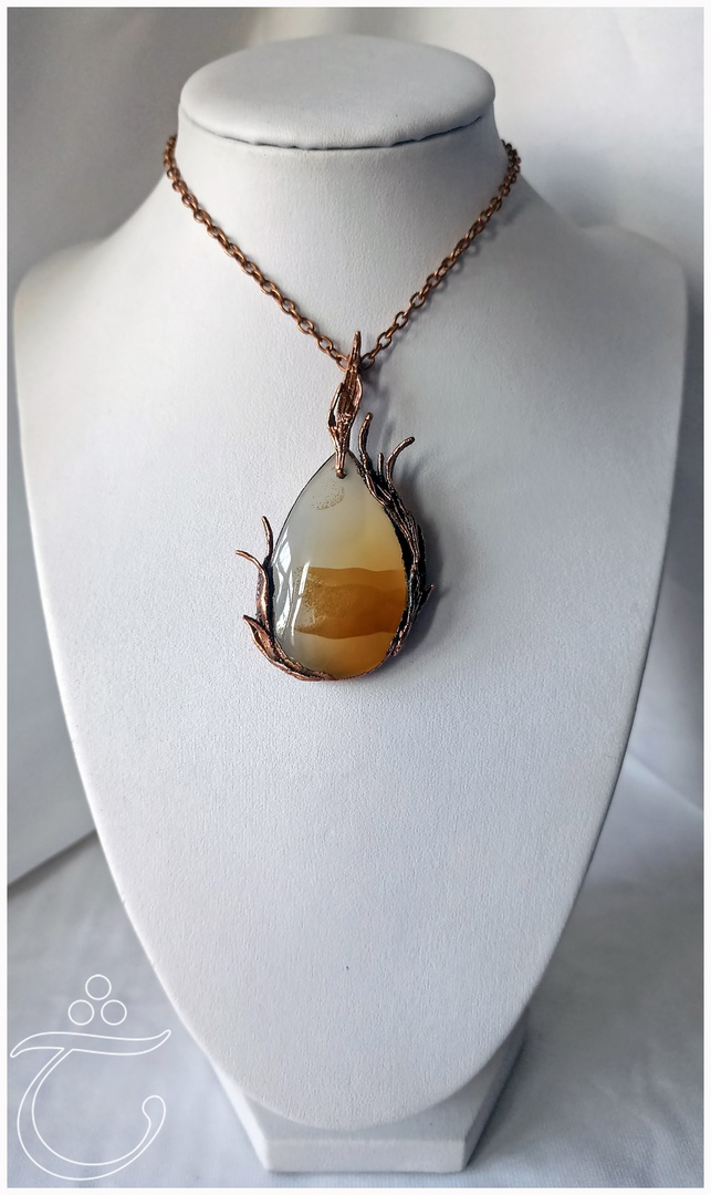 Кабошон капля в использовании вертикаль: острая часть смотрит строго вверх (камень: халцедон), Ласселанта