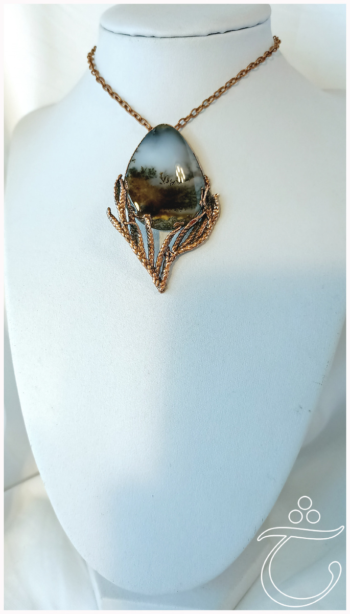 Кабошон капля в использовании вертикаль: острая часть смотрит строго вверх (камень: халцедон), Ласселанта