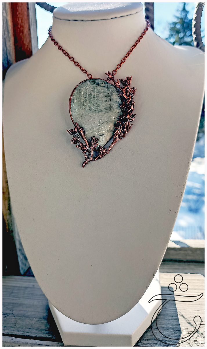 Кабошон капля в использовании вертикаль: острая часть смотрит строго вниз (камень: природный авантюрин), Ласселанта