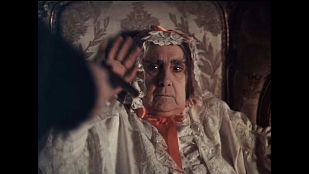 На мой взгляд, старуха так и не поняла - чего от нее добивается этот молодой человек. О каких трех картах он речь ведет? Что она должна ему сказать и открыть?