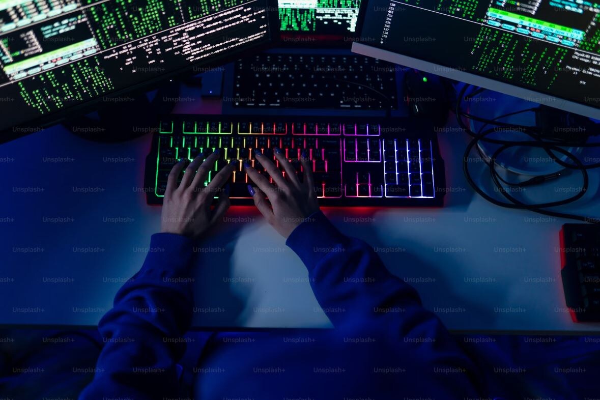 Источник фото: https://unsplash.com/photos/close-up-of-a-woman-hacker-hands-at-keyboard-computer-in-the-dark-room-at-night-cyberwar-concept-high-angle-view-YkibINt3MXo