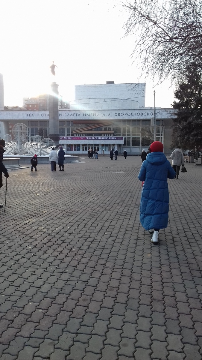 Театральная площадь в городе Красноярске.