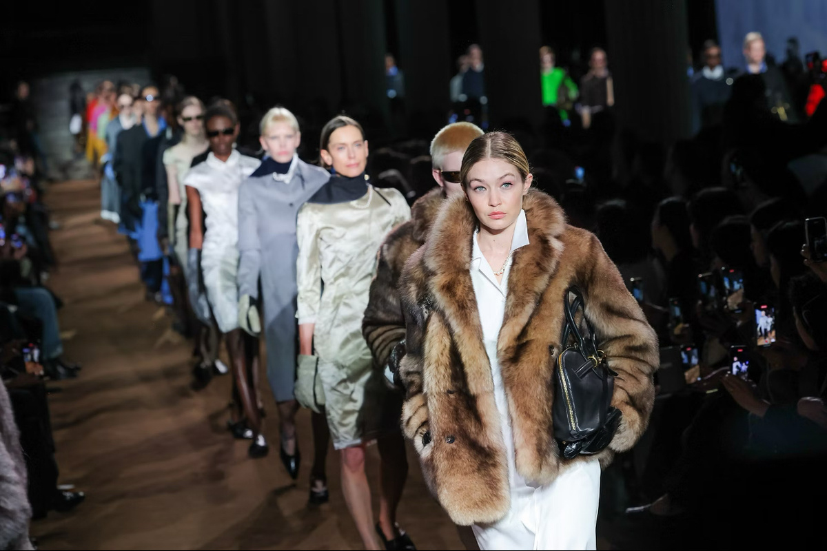 Показ Miu Miu осень-зима 2024-2025  