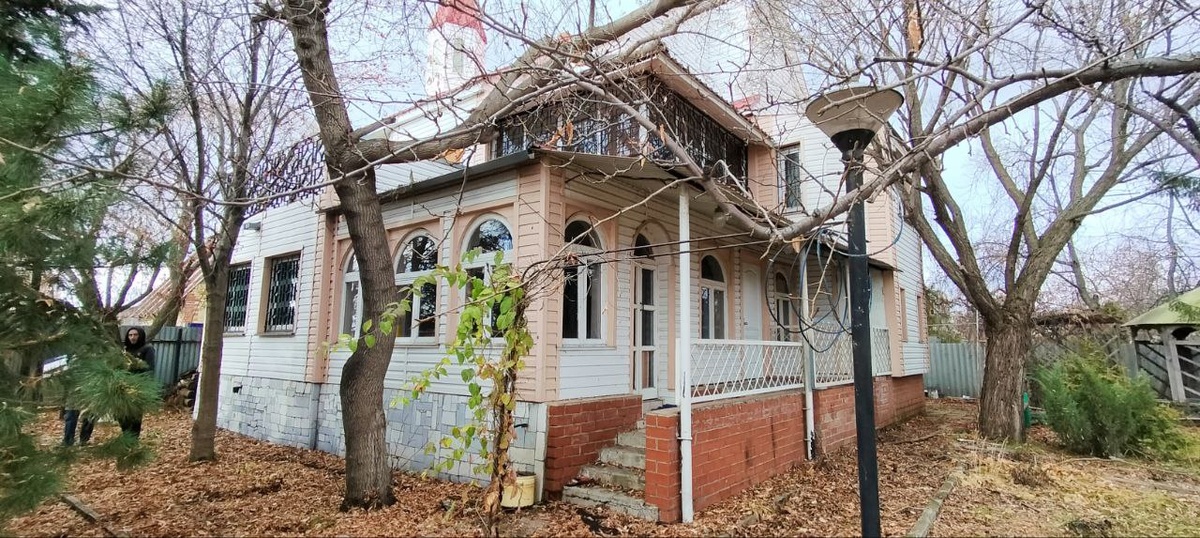 Земельный участок в СНТ со строениями 