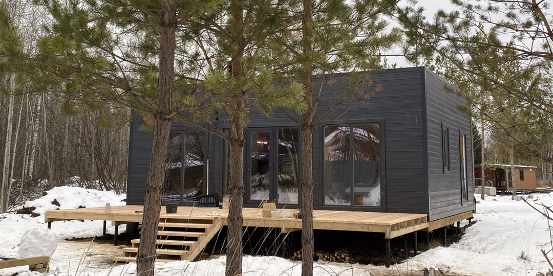 Крошечный чёрный дом за 2 миллиона рублей: история постройки одной мечты