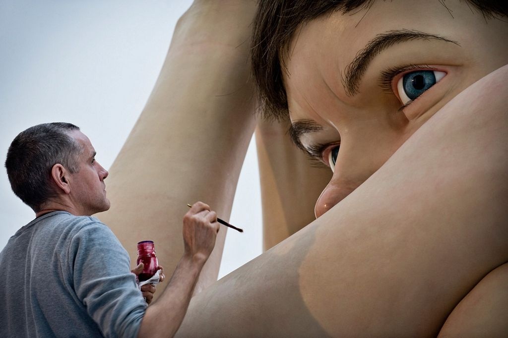 ФОТО : СКУЛЬПТОР РОН МЬЮЕК / RON MUECK / *1958 /  Австралия-Англия /  В ПРОЦЕССЕ РАБОТЫ НАД СКУЛЬПТУРОЙ " МАЛЬЧИК "