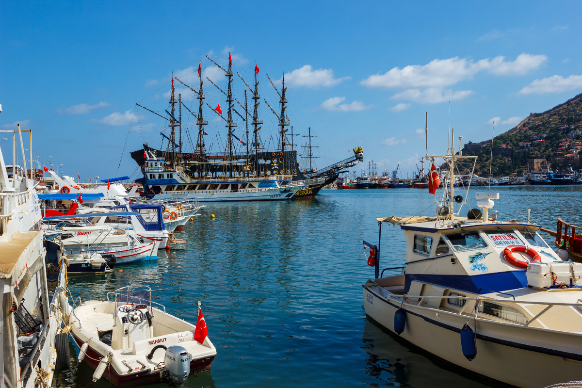 Множество прогулочных судов на любой вкус