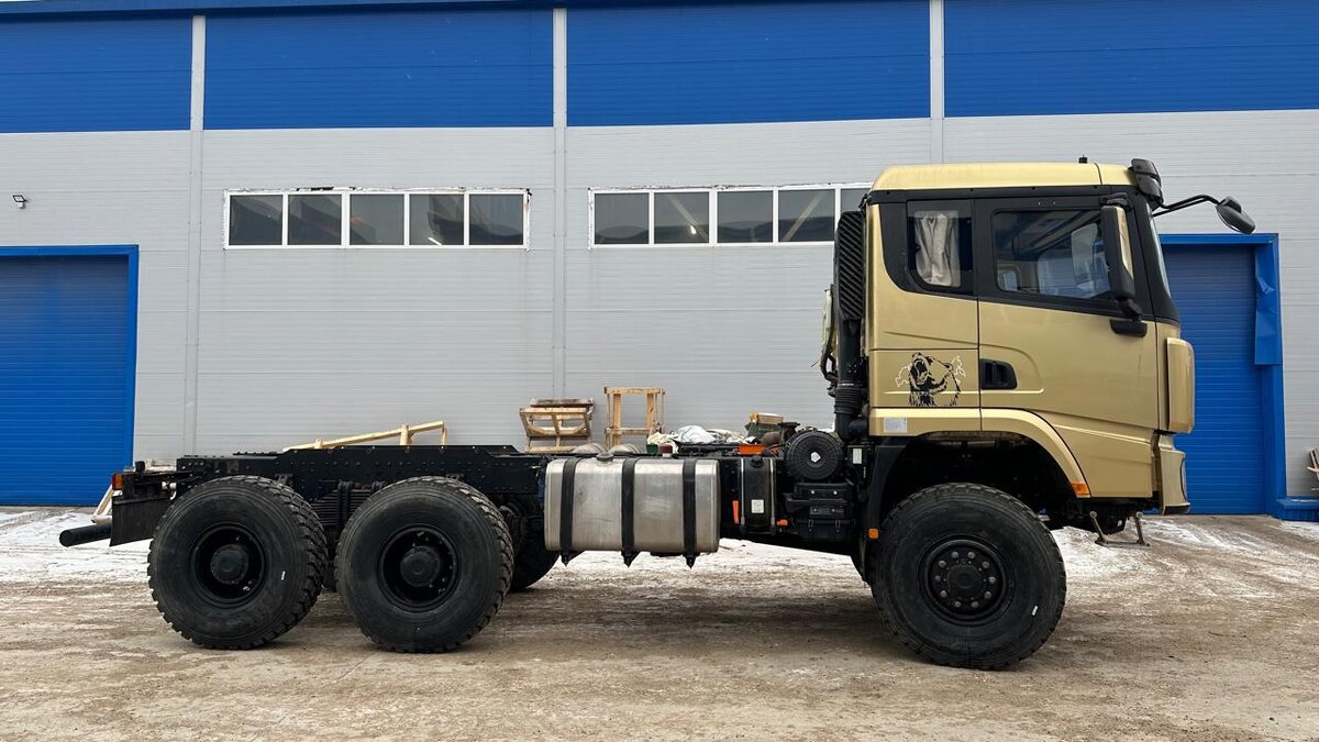 Самосвал  Shacman (Шакман) без самосвального кузова, уже сделана переошиновка с двухскатной в односкатную.