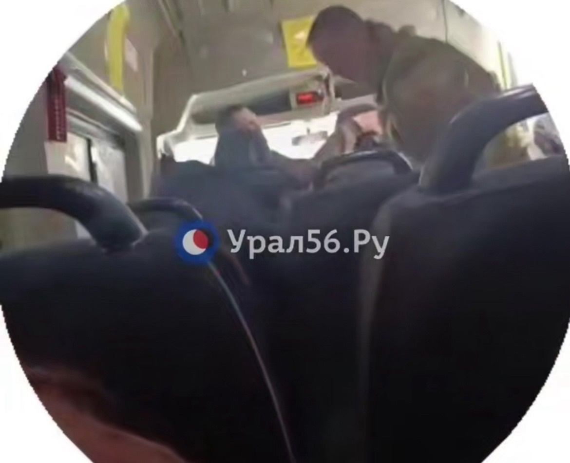   Мужчина, который разгуливал по Орску с оружием, устроил драку в маршрутке (видео)