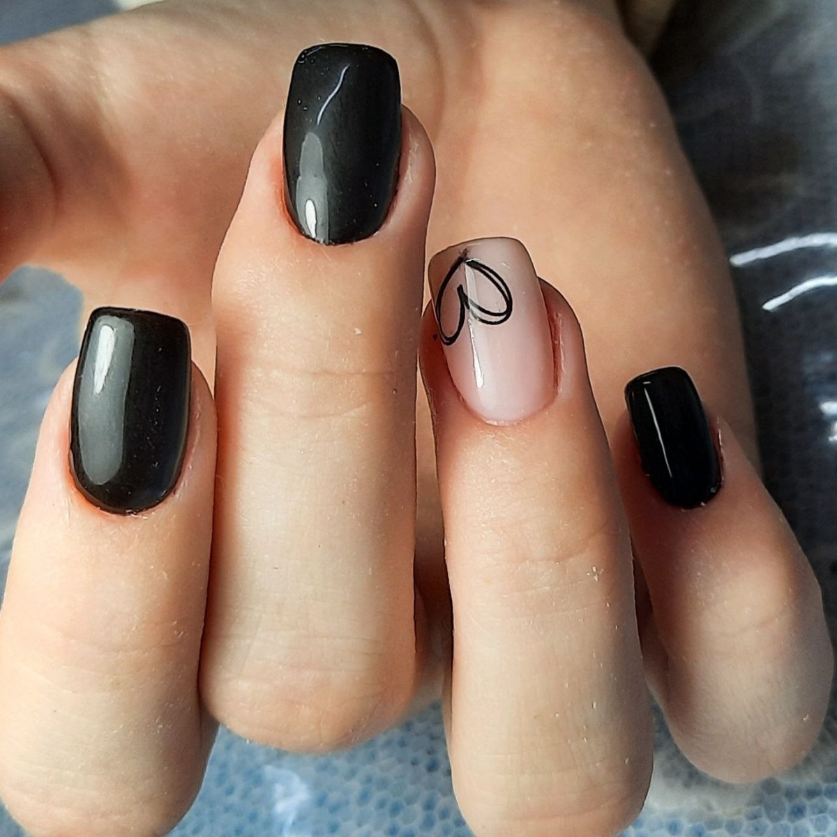 Каждая женщина хочет, чтобы её маникюр выглядел стильно и элегантно. Но как добиться того, чтобы ногти выглядели дорого и ухоженно? Вот несколько советов, которые помогут вам создать роскошный маникюр! ✨