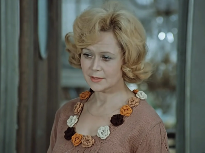 Кадр из к/ф "Служебный роман"