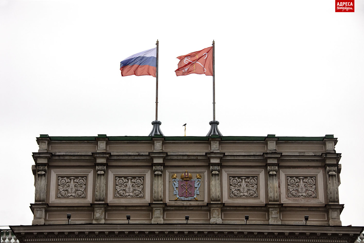 Фрагменты фасада Мариинского дворца с орденами, медалями, городской и государственной символикой. Фотографии Юрия Молодковца.