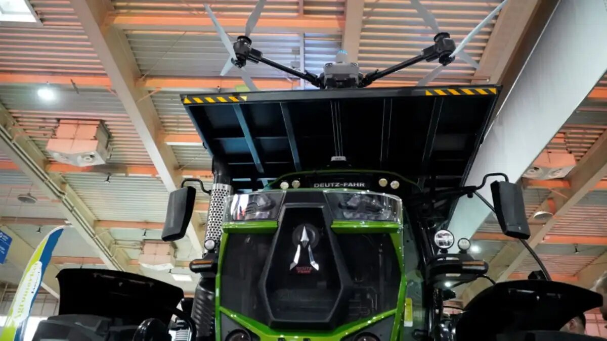 Фото: Камиль Павловский / farmer.pl
Трактор Deutz-Fahr 6170 TTV Warrior с платформой на крыше, на которой базируется агродрон DJI Agras T50